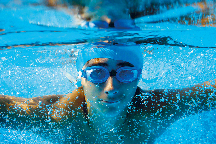 NSF gutt under vann med briller på