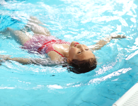 NSF skolesvommen jente på rygg i vann